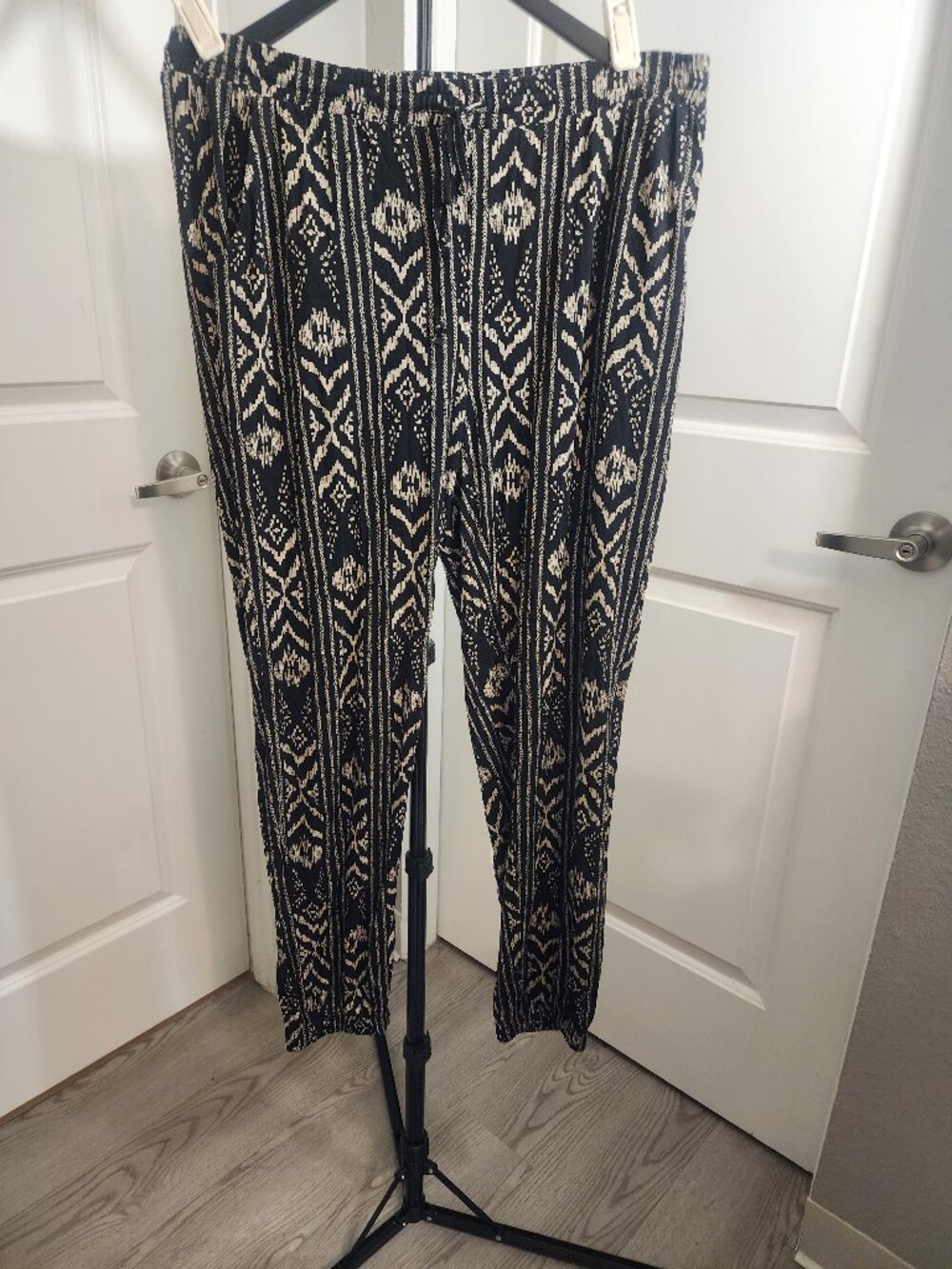 LASCANA for VENUS Black Cream Geometric Jogger Pants Size L